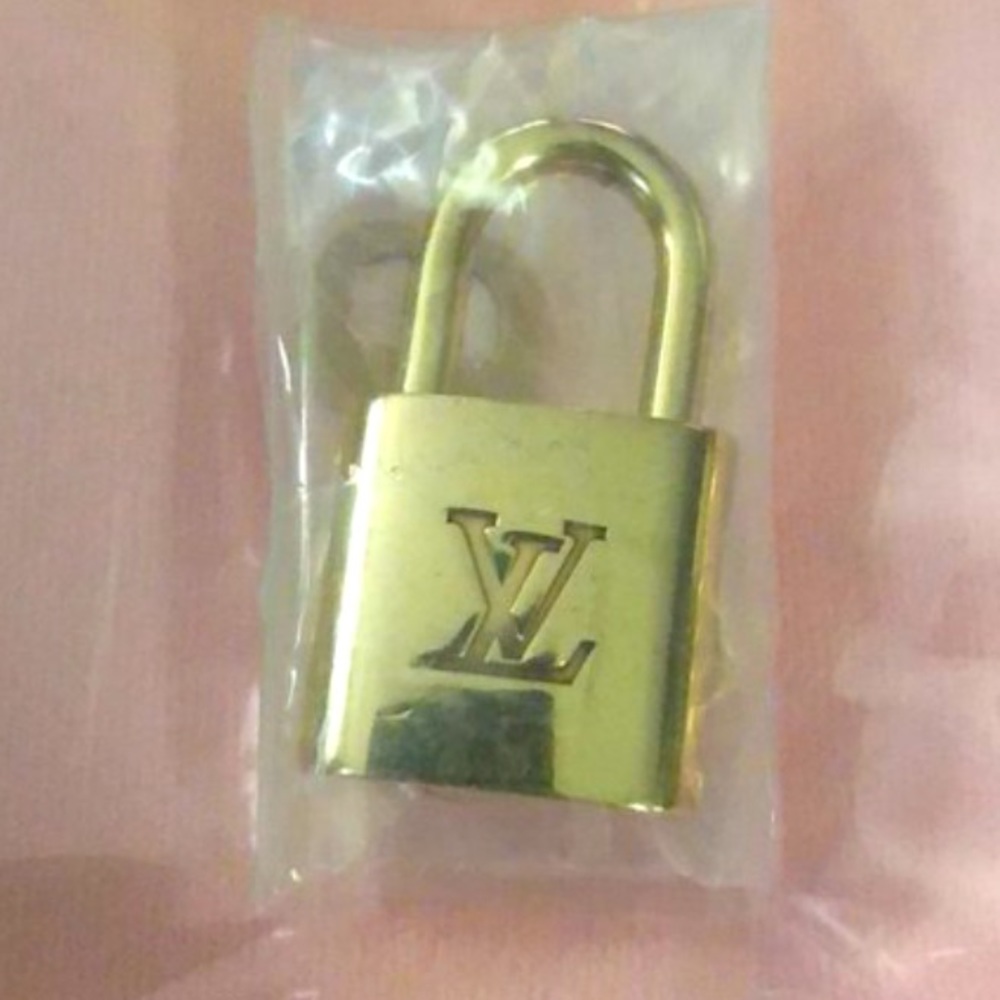 Authentic LV Louis Vuitton Gold Lock & Key 333 - Picture 4 of 4